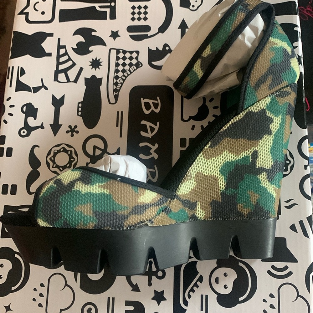 Bamboo camouflage wedges